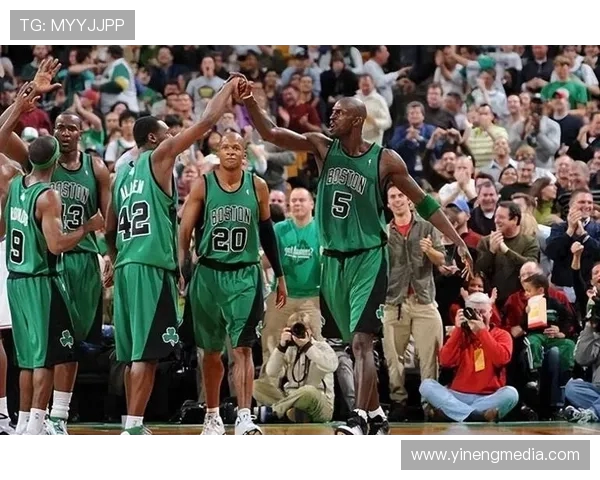 热火与凯尔特人激战11月23日NBA赛场精彩对决引发球迷热议 热火与凯尔特人激战11月23日NBA赛场精彩对决引发球迷热议